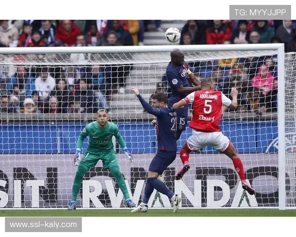 朗斯3-0完胜马赛，高效反击撕破夺冠热门防线