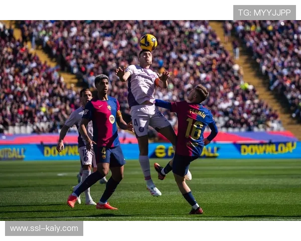 巴萨训练课尝试马丁改打中卫，应急方案应对防线危机