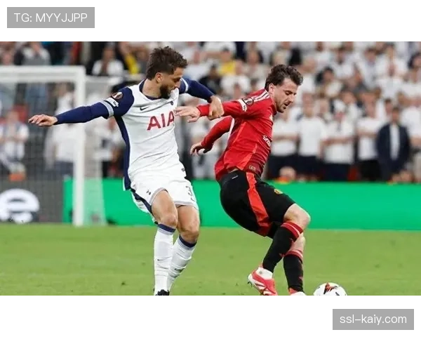 瞬间特写：哈维-西蒙斯长途奔袭60米助攻后，与队友相拥庆祝