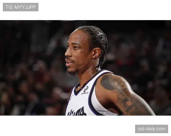 特写：德罗赞中距离绝杀后，与女儿在场边拥抱庆祝